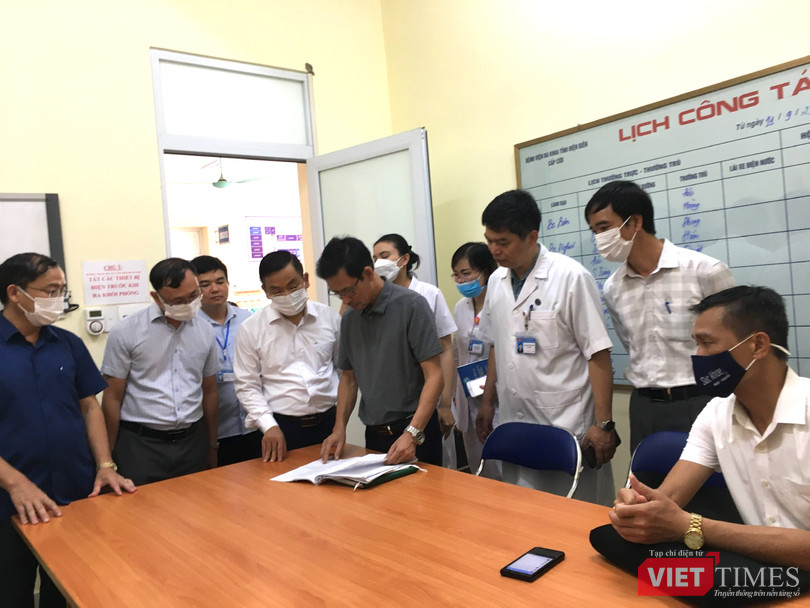 VT_ xem bệnh án.jpg