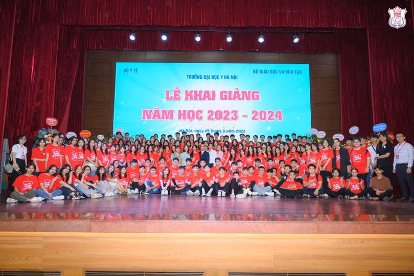 Các tân sinh viên của Trường Đại học Y Hà Nội hân hoan trong ngày khai giảng 