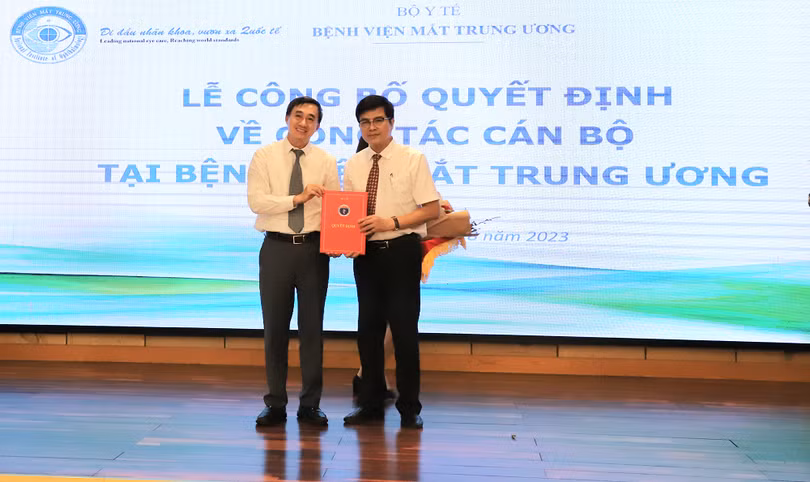 Thứ trưởng Bộ Y tế Trần Văn Thuấn trao quyết định cho PGS.TS.Nguyễn Tuấn Hưng - Phó Vụ trưởng Vụ Tổ chức cán bộ - kiêm nhiệm phụ trách Bệnh viện Mắt Trung ương.