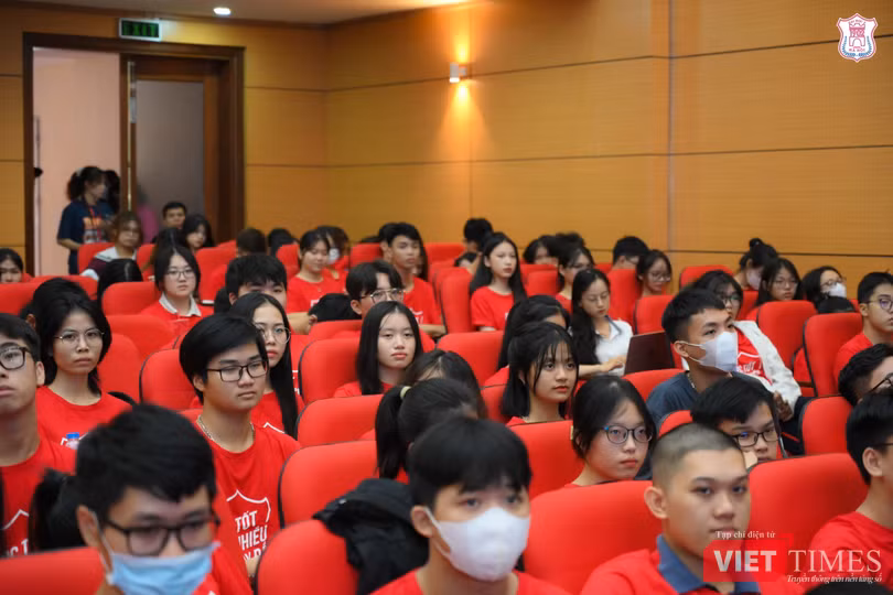 VT_ Tan sinh viên.jpg