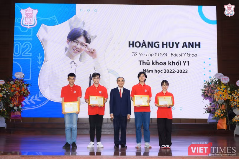 VT_ Thủ khoa 2.jpg