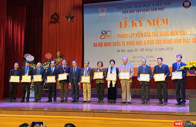 GS. TS Tạ Thành Văn - Hiệu trưởng Trường Đại học Y Hà Nội - trao Giấy khen cho các cá nhân có đóng góp tiêu biểu trong quá trình xây dựng và phát triển Viện Đào tạo RHM. 