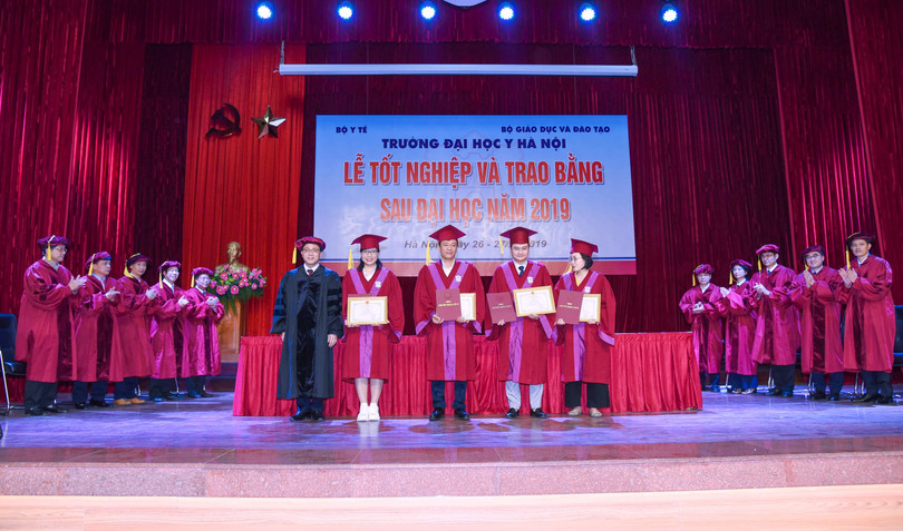 GS.TS. Tạ Thành Văn - Hiệu trưởng Trường Đại học Y Hà Nội - trao Giấy khen cho các tân bác sĩ chuyên khoa II xuất sắc 