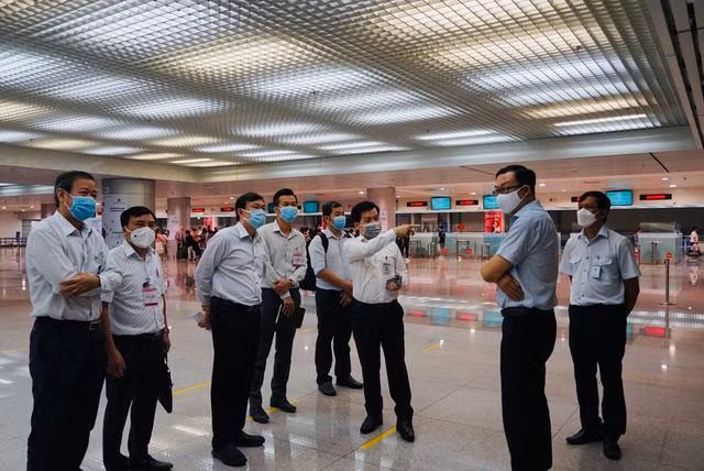 Đoàn công tác của Bộ Y tế kiểm tra công tác phòng, chống dịch tại sân bay Tân Sơn Nhất. Ảnh tư liệu: Kim Vân