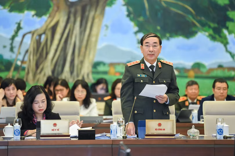 Thứ trưởng Bộ Công an Trần Quốc Tỏ phát biểu tại phiên họp