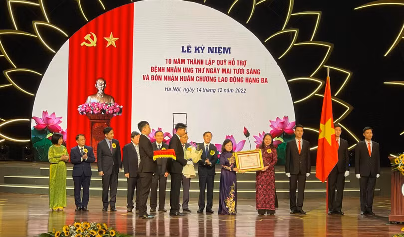 Phó Chủ tịch nước Võ Thị Ánh Xuân trao Huân chương Lao động hạng Ba cho Quỹ Hỗ trợ bệnh nhân ung thư - Ngày mai tươi sáng (Bộ Y tế). 