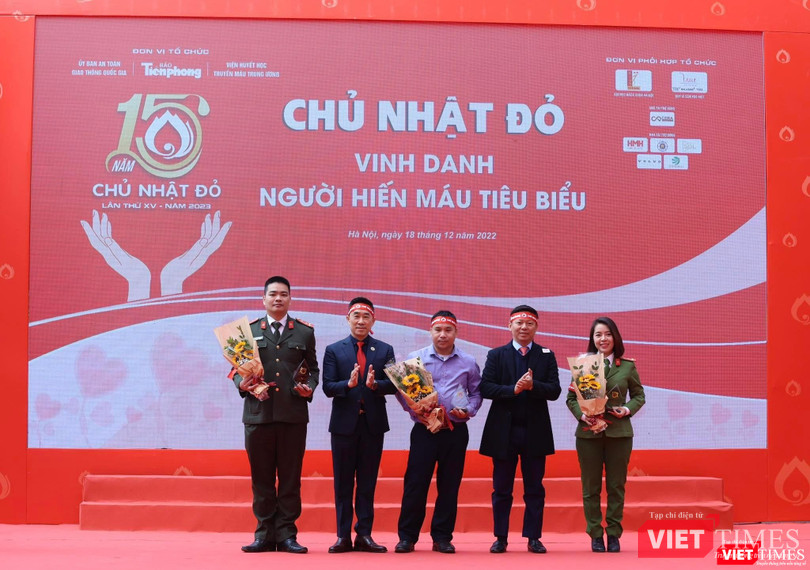 Vinh danh những người hiến máu tiêu biểu Vinh danh những người hiến máu tiêu biểu