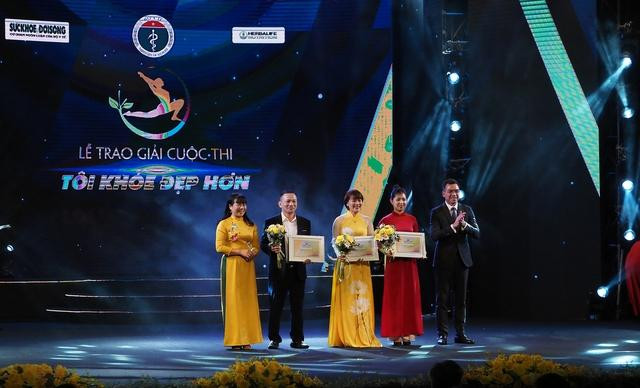 GS.TS Lê Thị Hương - Chủ tịch Hội đồng Giám khảo và TS. Hà Anh Đức - thành viên Hội đồng Giám khảo trao Giải Ba cho các ứng viên