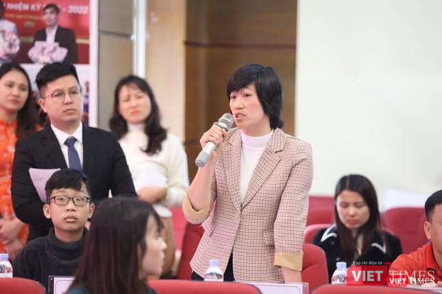 Chị Nguyễn Thị Thu Trang chia sẻ tại buổi họp báo