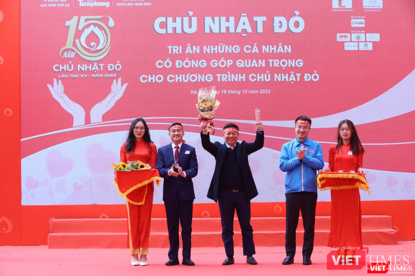 Thứ trưởng Bộ Y tế Trần Văn Thuấn và anh Nguyễn Tường Lâm - Bí thư Trung ương Đoàn TNCS HCM - tặng hoa tri ân những cá nhân có đóng góp quan trọng cho chương trình Chủ nhật Đỏ Thứ trưởng Bộ Y tế Trần Văn Thuấn và anh Nguyễn Tường Lâm - Bí thư Trung ương Đoàn TNCS HCM - tặng hoa tri ân những cá nhân có đóng góp quan trọng cho chương trình Chủ nhật Đỏ