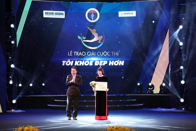 Thứ trưởng Bộ Văn hóa - Thể thao và Du lịch Hoàng Đạo Cương trao Giải Nhất cho thí sinh Nguyễn Thị Thu Lan