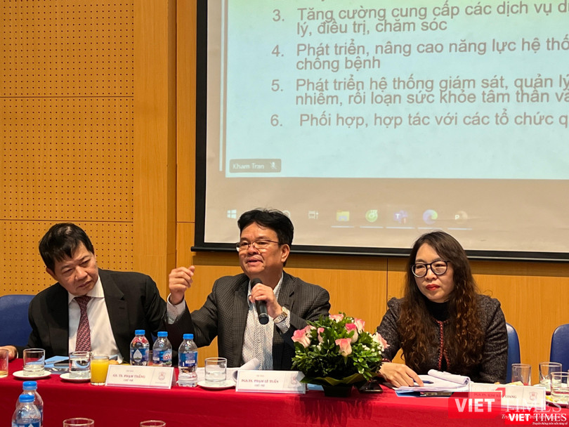 PGS.TS. Phạm Lê Tuấn (giữa) - nguyên Thứ trưởng Bộ Y tế - đánh giá cao kết quả của công trình nghiên cứu PGS.TS. Phạm Lê Tuấn (giữa) - nguyên Thứ trưởng Bộ Y tế - đánh giá cao kết quả của công trình nghiên cứu