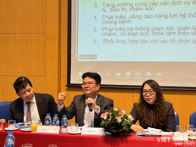 PGS.TS. Phạm Lê Tuấn (giữa) - nguyên Thứ trưởng Bộ Y tế - đánh giá cao kết quả của công trình nghiên cứu