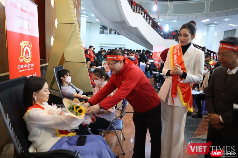 Nhà báo Lê Xuân Sơn - Tổng Biên tập báo Tiền Phong, Trưởng Ban Tổ chức chương trình Chủ nhật Đỏ - tặng hoa các người đẹp hiến máu tình nguyện trong buổi khai mạc Nhà báo Lê Xuân Sơn - Tổng Biên tập báo Tiền Phong, Trưởng Ban Tổ chức chương trình Chủ nhật Đỏ - tặng hoa các người đẹp hiến máu tình nguyện trong buổi khai mạc