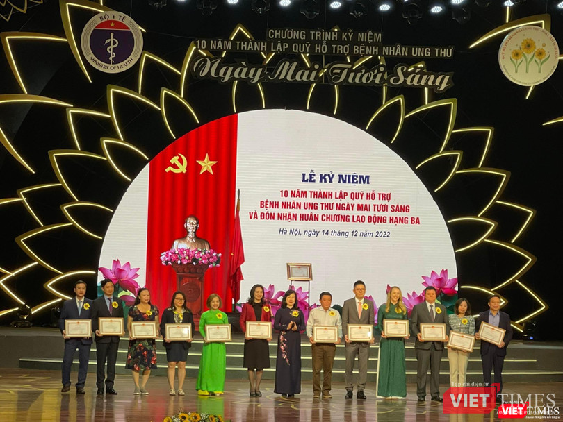 Bộ trưởng Bộ Y tế Đào Hồng Lan trao bằng khen của Bộ Y tế cho 12 tập thể, cá nhân xuất sắc trong hỗ trợ, xây dựng Quỹ Bộ trưởng Bộ Y tế Đào Hồng Lan trao bằng khen của Bộ Y tế cho 12 tập thể, cá nhân xuất sắc trong hỗ trợ, xây dựng Quỹ