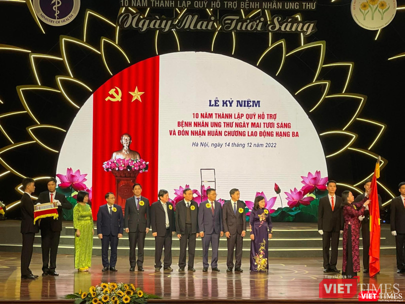 Phó Chủ tịch nước Võ Thị Ánh Xuân trao Huân chương Lao động hạng Ba cho Quỹ Hỗ trợ bệnh nhân ung thư - Ngày mai tươi sáng (Bộ Y tế).