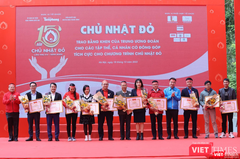 Tặng Bằng khen của Trung ương Đoàn cho các tập thể, cá nhân có nhiều đóng góp cho thành công của chương trình Chủ nhật Đỏ Tặng Bằng khen của Trung ương Đoàn cho các tập thể, cá nhân có nhiều đóng góp cho thành công của chương trình Chủ nhật Đỏ