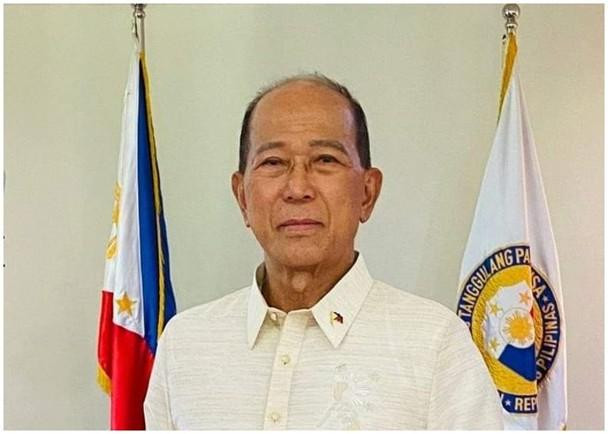 Bộ trưởng Quốc phòng Delfin Lorenzana tuyên bố tàu vận tải Philippines đã tiếp tế thành công cho binh sĩ ở Bãi Cỏ Mây (Ảnh: Đông Phương).