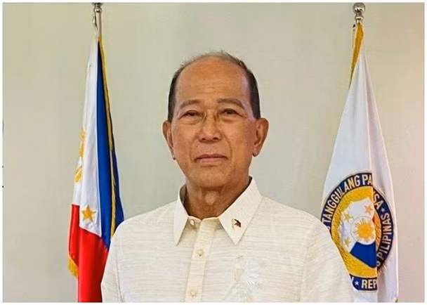 Bộ trưởng Quốc phòng Delfin Lorenzana tuyên bố tàu vận tải Philippines đã tiếp tế thành công cho binh sĩ ở Bãi Cỏ Mây (Ảnh: Đông Phương).