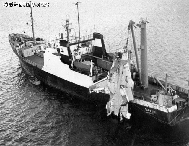 Xác chiếc F-14 Tomcat được đưa lên tàu Mỹ hồi năm 1974 (Ảnh: Sohu). Xác chiếc F-14 Tomcat được đưa lên tàu Mỹ hồi năm 1974 (Ảnh: Sohu).