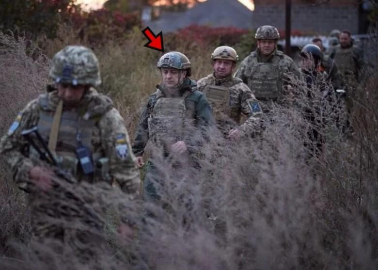 Tổng thống Ukraine Zelensky mặc quân phục đi thị sát quân đội ở biên giới (Ảnh: Đông Phương).