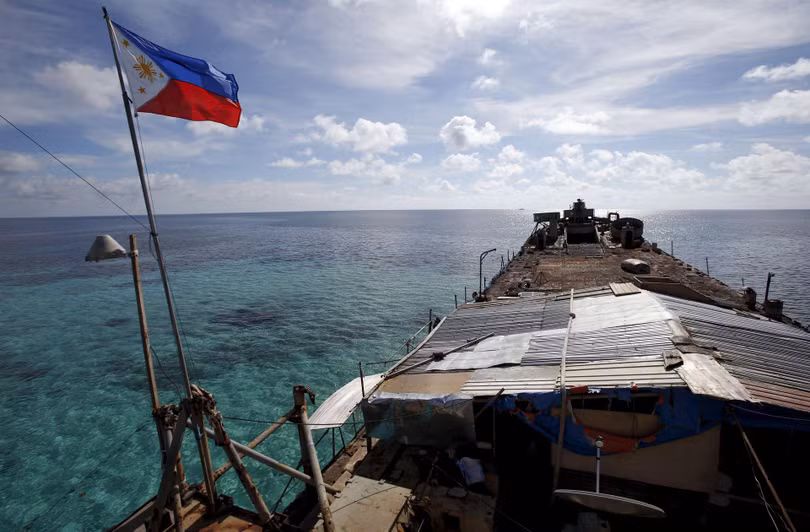 Có khoảng gần chục lính thủy đánh bộ Philippines hiện đóng quân trên con tàu cũ nát mắc cạn trên bãi Vũng Mây (Ảnh: Dwnews).