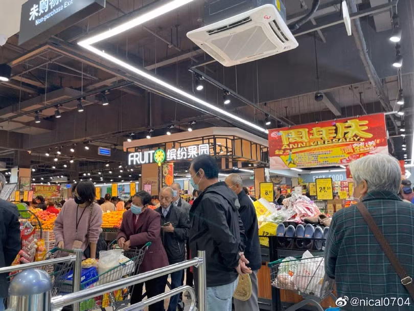 Người dân ở nhiều nơi Trung Quốc đổ xô đến các siêu thị mua hàng tích trữ sau thông báo của Bộ Thương mại hôm 1/11 (Ảnh: Dwnews).