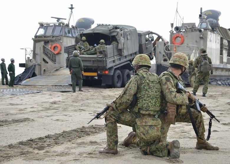 Binh sĩ Nhật tập trận đổ bộ chiếm lại đảo từ tay đối phương (Ảnh: Đông Phương). Binh sĩ Nhật tập trận đổ bộ chiếm lại đảo từ tay đối phương (Ảnh: Đông Phương).