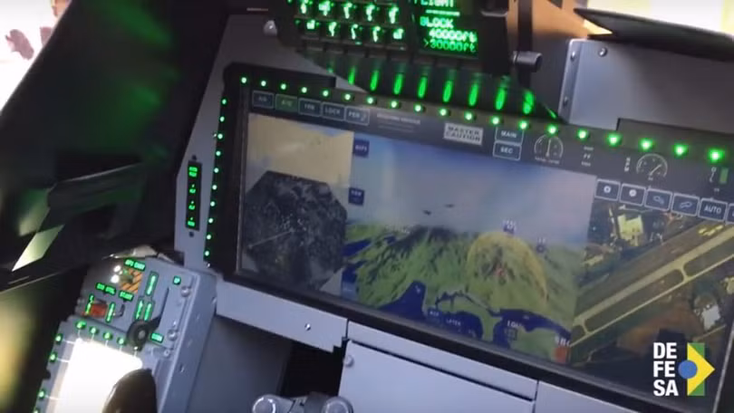 Buồng lái với các đồng hồ kỹ thuật số (Ảnh: Chinatimes).