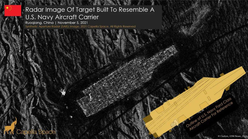 Mô hình tàu sân bay Trung Quốc xây dựng trên sa mạc ở Tân Cương (trái) có kích thước giống như tàu sân bay thật của Mỹ (Ảnh: Dwnews).