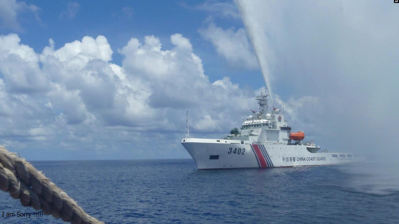 Tàu Hải Cảnh Trung Quốc áp sát, đe dọa tàu cá Philippines ở vùng biển gần Bãi cạn Scarborough (Ảnh: VOA).