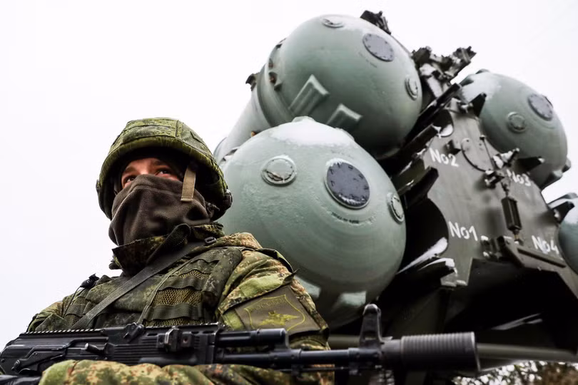 Nga triển khai tên lửa phòng không S-400 ở gần biên giới gây sức ép với Ukraine (Ảnh: VCG). Nga triển khai tên lửa phòng không S-400 ở gần biên giới gây sức ép với Ukraine (Ảnh: VCG).