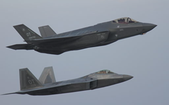 F-35 (trên) và F-22, hai loại chiến đấu cơ tàng hình (Ảnh: Newtalk). F-35 (trên) và F-22, hai loại chiến đấu cơ tàng hình (Ảnh: Newtalk).