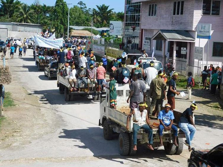 Người biểu tình chống chính phủ trên đường phố Honiara (Ảnh: Guanghwa).