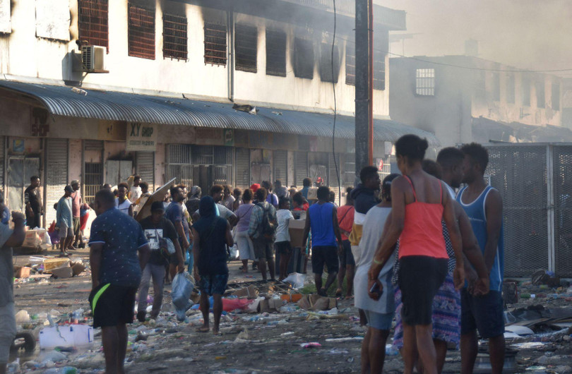Người biểu tình xông vào khu Chinatown đốt phá và cướp các cửa hiệu (Ảnh: Getty).