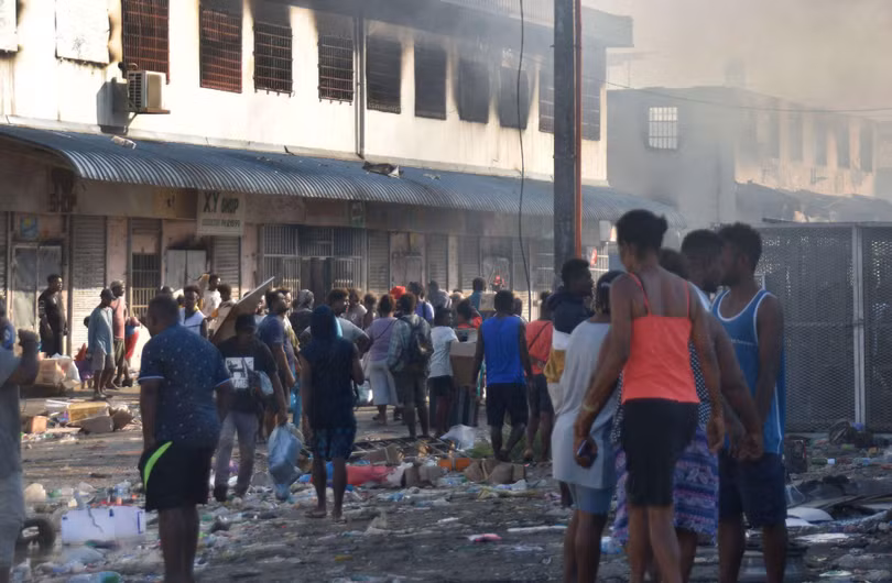 Người biểu tình xông vào khu Chinatown đốt phá và cướp các cửa hiệu (Ảnh: Getty). Người biểu tình xông vào khu Chinatown đốt phá và cướp các cửa hiệu (Ảnh: Getty).