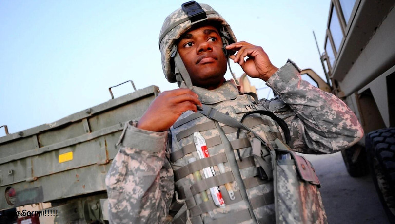 Một lính không quân ở Iraq mang trang phục chống đạn (Ảnh: taskandpurpose).