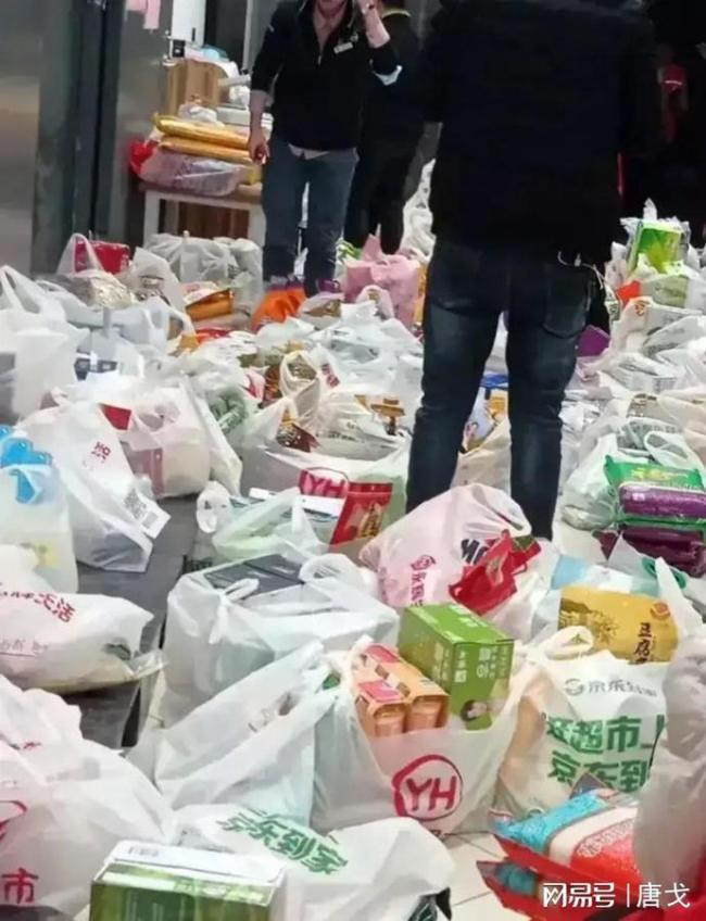 Một khách hàng mua với đống hàng đứng xếp hàng chờ thanh toán (Ảnh: 163.com).