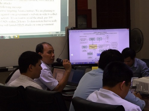 Các đại diện tham gia diễn tập ở đầu Hà Nội đang thảo luận phương án phòng chống tình huống giả định do phía Nhật Bản đặt ra.