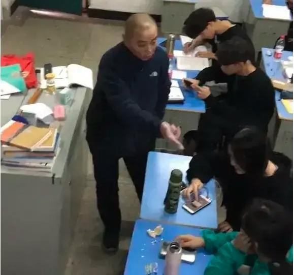 Thầy giáo phát cáu vì không khí trong lớp, ngăn hai nữ sinh ngồi hàng đầu nghịch điện thoại, nhưng đáng ngạc nhiên là hai học sinh này không hề sợ hãi, không để ý đến giáo viên, và vẫn tiếp tục hí hoáy điện thoại. Thầy giáo phát cáu vì không khí trong lớp, ngăn hai nữ sinh ngồi hàng đầu nghịch điện thoại, nhưng đáng ngạc nhiên là hai học sinh này không hề sợ hãi, không để ý đến giáo viên, và vẫn tiếp tục hí hoáy điện thoại.