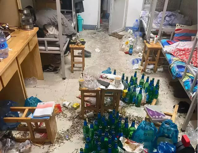 Tại khu ký túc xá nam, vỏ chai bia và tàn thuốc rơi vãi khắp sàn, vệ sinh trong nhà thì bừa bộn. Tại khu ký túc xá nam, vỏ chai bia và tàn thuốc rơi vãi khắp sàn, vệ sinh trong nhà thì bừa bộn.