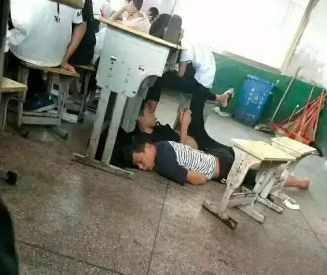 Trong giờ học, hai học sinh lại coi phòng học như phòng ngủ ở nhà, một người thì nằm lăn ra đất ngủ trong khi người kia thì lướt điện thoại với tư thế chân ngang ngược. Trong giờ học, hai học sinh lại coi phòng học như phòng ngủ ở nhà, một người thì nằm lăn ra đất ngủ trong khi người kia thì lướt điện thoại với tư thế chân ngang ngược.