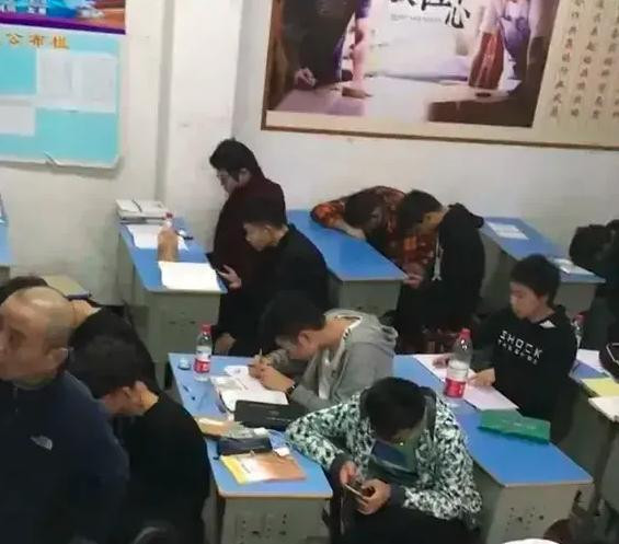 Mặc dù giáo viên đang giảng bài, học sinh trong lớp vẫn rất thờ ơ, hầu như tất cả đều đang dùng điện thoại di động và ngoảnh mặt làm ngơ với giáo viên. Mặc dù giáo viên đang giảng bài, học sinh trong lớp vẫn rất thờ ơ, hầu như tất cả đều đang dùng điện thoại di động và ngoảnh mặt làm ngơ với giáo viên.