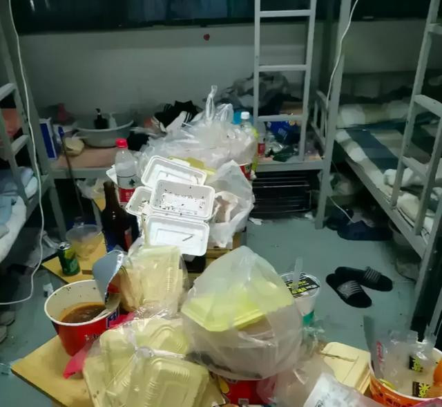 Những thùng mì gói, hộp cơm đã qua sử dụng chất thành đống trên bàn, cả khu ký túc xá trông rất bừa bộn, có thể thấy học sinh nơi đây không có ý thức dọn dẹp. Những thùng mì gói, hộp cơm đã qua sử dụng chất thành đống trên bàn, cả khu ký túc xá trông rất bừa bộn, có thể thấy học sinh nơi đây không có ý thức dọn dẹp.