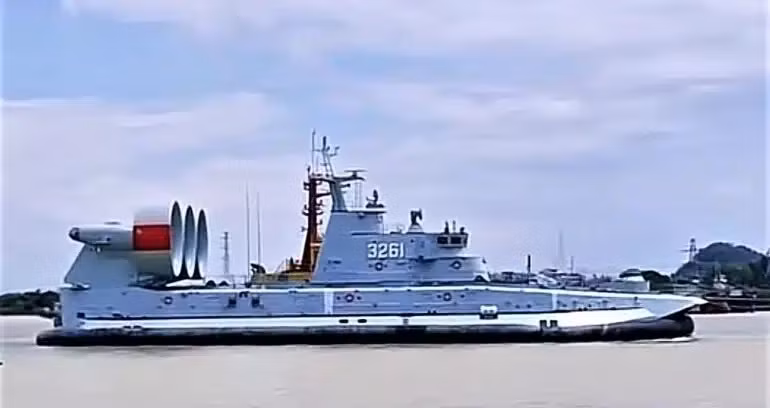 Tàu đổ bộ đệm khí hạng nặng Zubr của Trung Quốc, được phát hiện cách đây vài ngày. Ảnh East Pendulum /@HenriKenhmann.