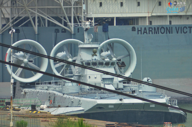 tàu đổ bộ đệm khí Trung Quốc 03.jpg