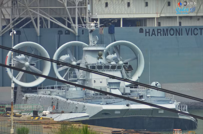 tàu đổ bộ đệm khí Trung Quốc 03.jpg