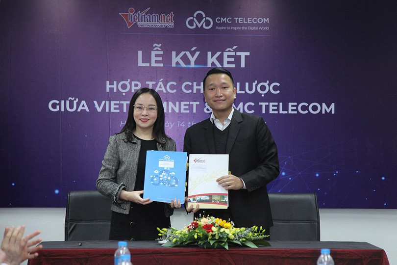 Phó tổng Biên tập Báo VietNamNet Hoàng Thị Bảo Hương và Phó Tổng giám đốc CMC Telecom Đặng Tùng Sơn ký kết các hợp đồng cung cấp dịch vụ trong thời gian tới.