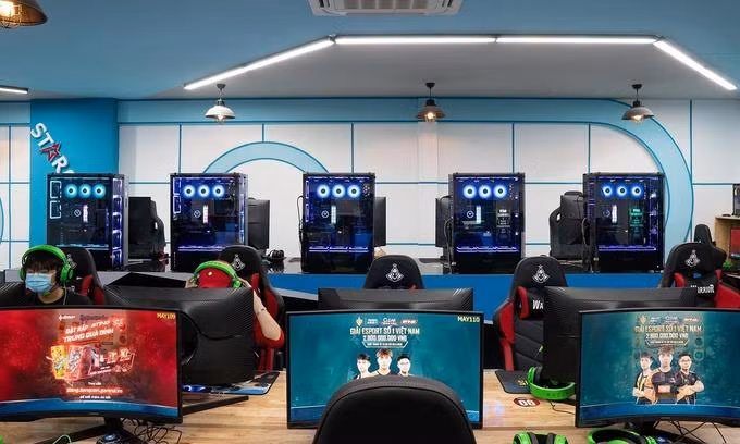 Quán game với cấu hình mạnh, đầu tư lớn nhưng đìu hiu khách do ảnh hưởng của dịch bệnh. Quán game với cấu hình mạnh, đầu tư lớn nhưng đìu hiu khách do ảnh hưởng của dịch bệnh.