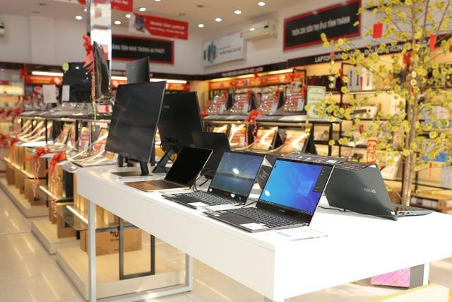 Nhiều chương trình giảm giá, ưu đãi tặng kèm khi mua laptop vẫn được áp dụng tại các siêu thị điện máy, đại lý bán lẻ.